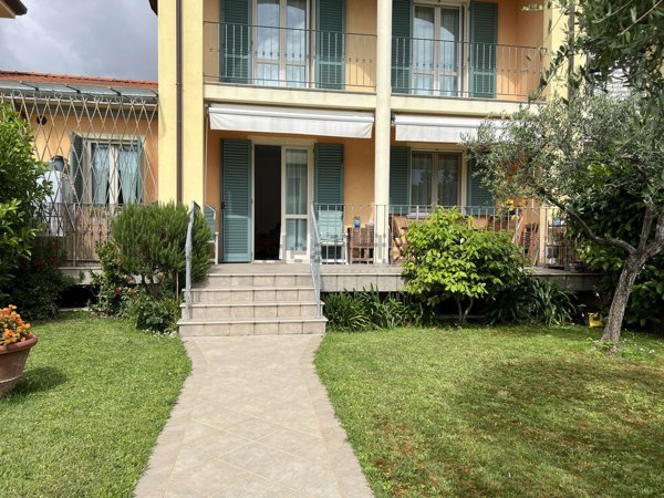 casa indipendente in vendita a Forte dei Marmi in zona Vaiana