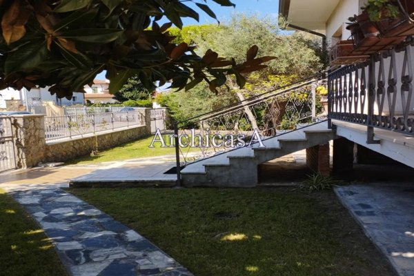 casa indipendente in vendita a Forte dei Marmi in zona Vaiana