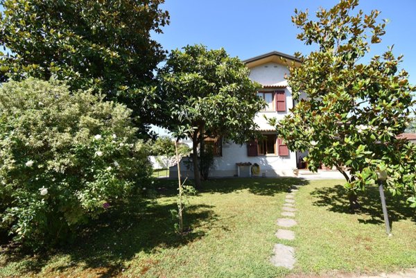 casa indipendente in vendita a Forte dei Marmi in zona Vittoria Apuana