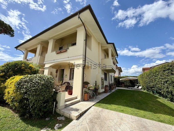 casa indipendente in vendita a Forte dei Marmi in zona Vittoria Apuana