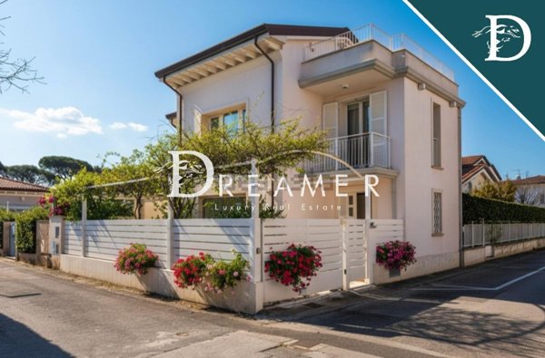 appartamento in vendita a Forte dei Marmi in zona Roma Imperiale