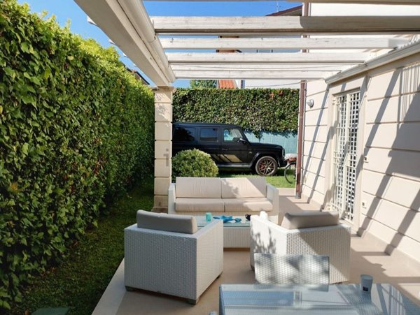 casa indipendente in vendita a Forte dei Marmi in zona Vittoria Apuana