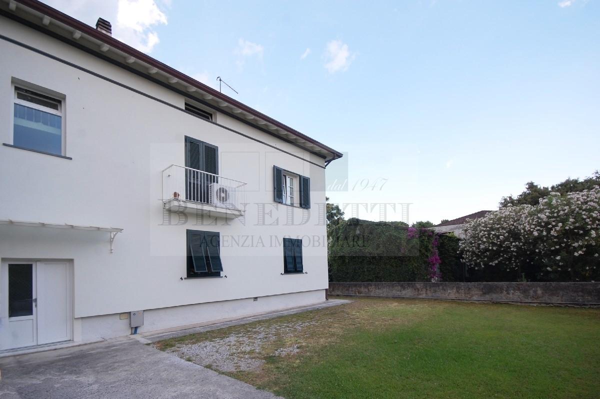 appartamento in vendita a Forte dei Marmi in zona Roma Imperiale