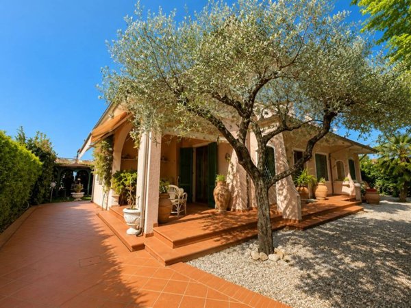 casa indipendente in vendita a Forte dei Marmi in zona Roma Imperiale