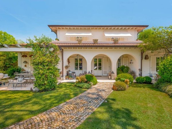 casa indipendente in vendita a Forte dei Marmi in zona Roma Imperiale