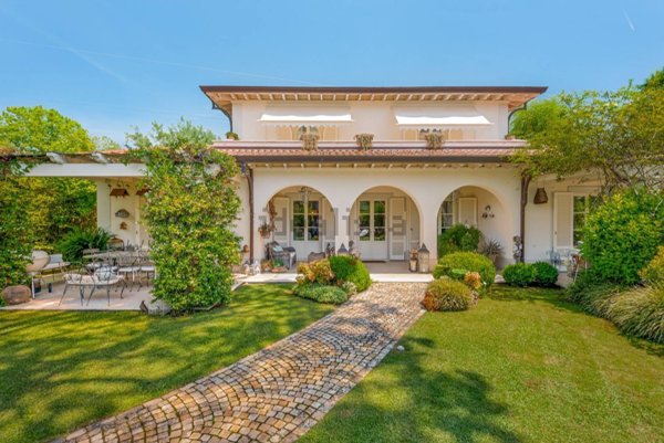 casa indipendente in vendita a Forte dei Marmi in zona Roma Imperiale
