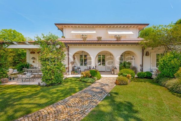 casa indipendente in vendita a Forte dei Marmi in zona Roma Imperiale