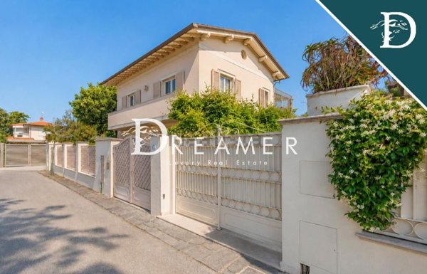 casa indipendente in vendita a Forte dei Marmi in zona Vittoria Apuana