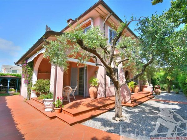 casa indipendente in vendita a Forte dei Marmi in zona Roma Imperiale