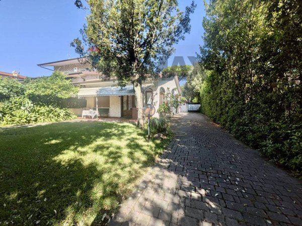 casa indipendente in vendita a Forte dei Marmi in zona Vittoria Apuana