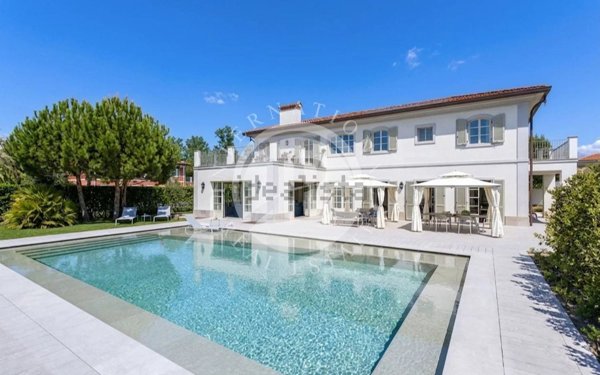 casa indipendente in vendita a Forte dei Marmi in zona Vittoria Apuana