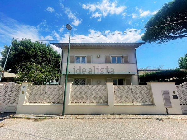 casa indipendente in vendita a Forte dei Marmi in zona Vittoria Apuana