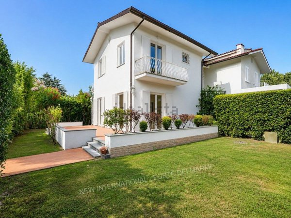 casa indipendente in vendita a Forte dei Marmi in zona Vittoria Apuana