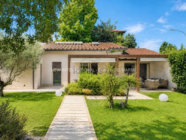 casa indipendente in vendita a Forte dei Marmi in zona Vittoria Apuana