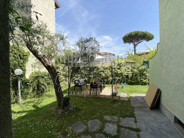 casa indipendente in vendita a Forte dei Marmi in zona Roma Imperiale