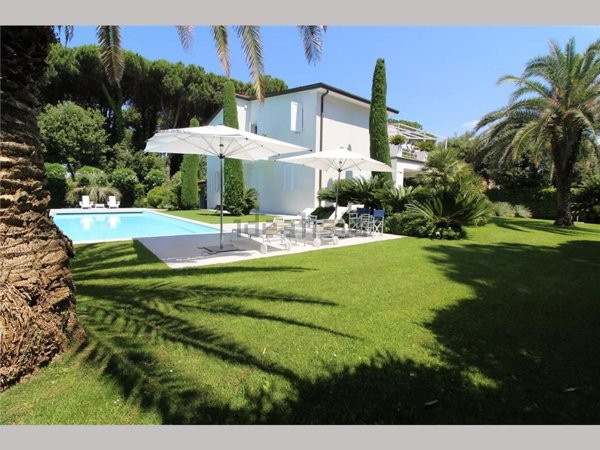 casa indipendente in vendita a Forte dei Marmi in zona Roma Imperiale