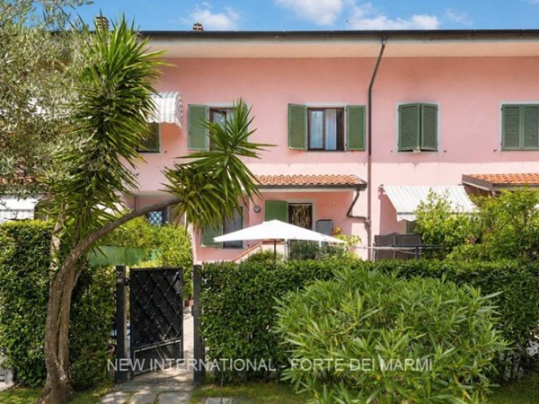 casa indipendente in vendita a Forte dei Marmi in zona Vittoria Apuana