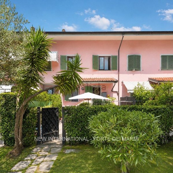 casa indipendente in vendita a Forte dei Marmi in zona Vittoria Apuana