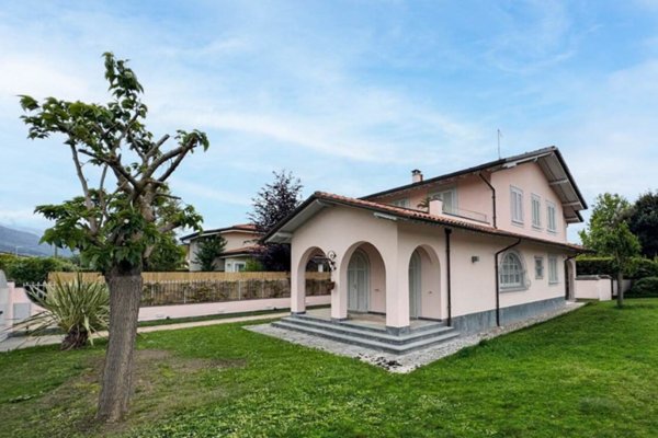casa indipendente in vendita a Forte dei Marmi in zona Vittoria Apuana
