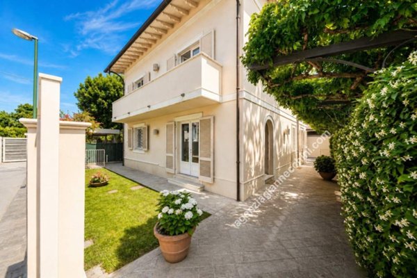 casa indipendente in vendita a Forte dei Marmi