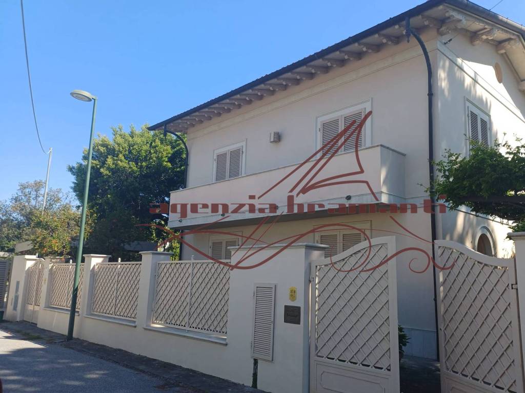 casa indipendente in vendita a Forte dei Marmi in zona Vittoria Apuana