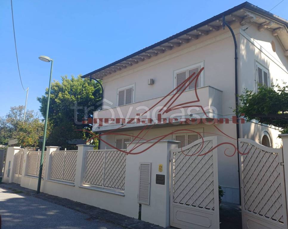 casa indipendente in vendita a Forte dei Marmi in zona Vittoria Apuana