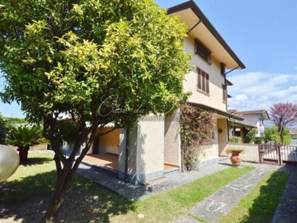 casa indipendente in vendita a Forte dei Marmi in zona Vittoria Apuana