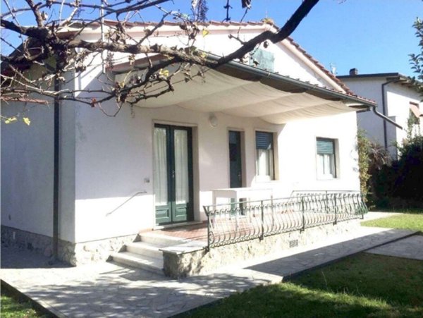 casa indipendente in vendita a Forte dei Marmi in zona Vittoria Apuana
