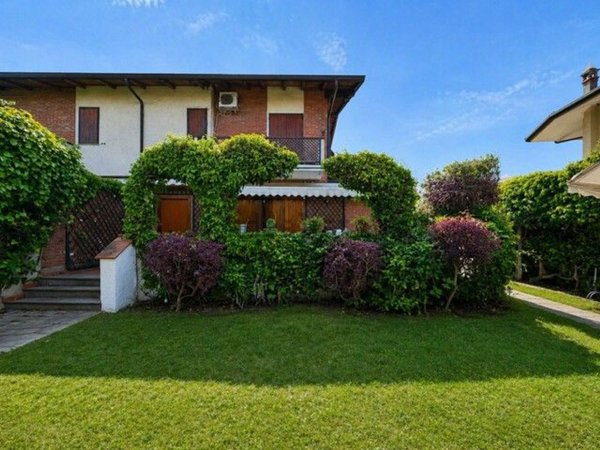 casa indipendente in vendita a Forte dei Marmi in zona Vittoria Apuana