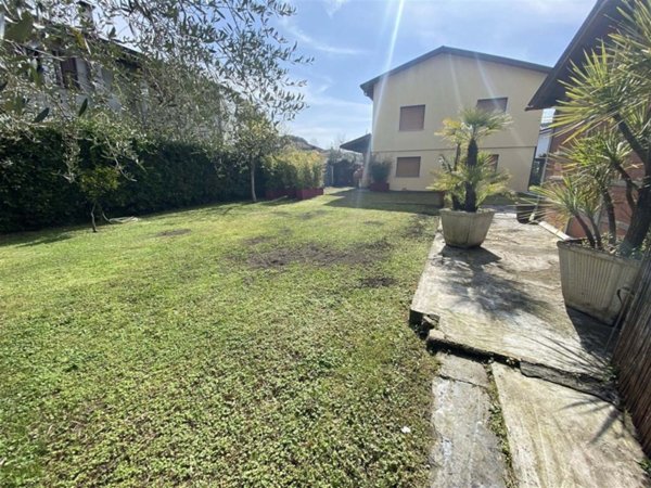 casa indipendente in vendita a Forte dei Marmi in zona Vittoria Apuana