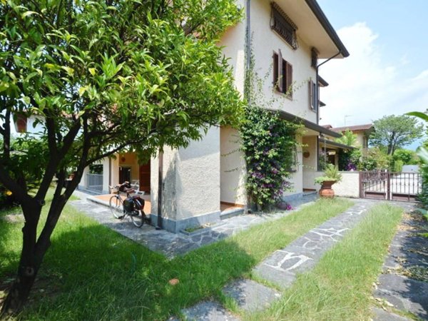 casa indipendente in vendita a Forte dei Marmi in zona Vittoria Apuana