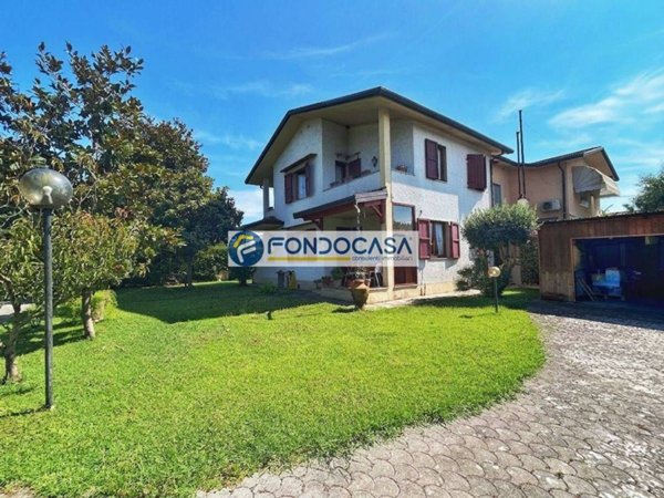 casa indipendente in vendita a Forte dei Marmi in zona Vittoria Apuana