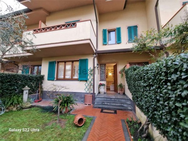 casa indipendente in vendita a Forte dei Marmi in zona Vittoria Apuana