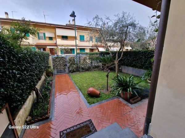 casa indipendente in vendita a Forte dei Marmi in zona Vittoria Apuana