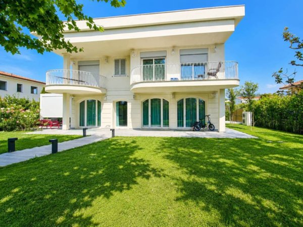 casa indipendente in vendita a Forte dei Marmi in zona Roma Imperiale
