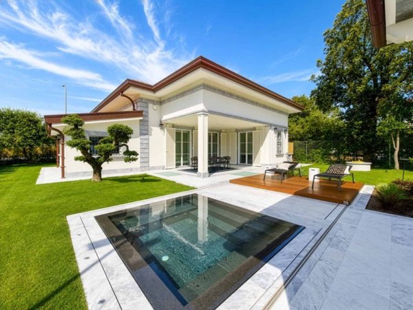 casa indipendente in vendita a Forte dei Marmi in zona Vittoria Apuana
