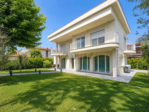 casa indipendente in vendita a Forte dei Marmi in zona Roma Imperiale
