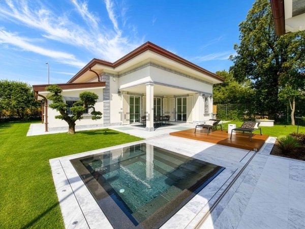 casa indipendente in vendita a Forte dei Marmi in zona Vittoria Apuana