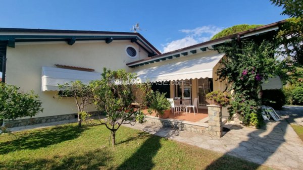 casa indipendente in vendita a Forte dei Marmi in zona Roma Imperiale