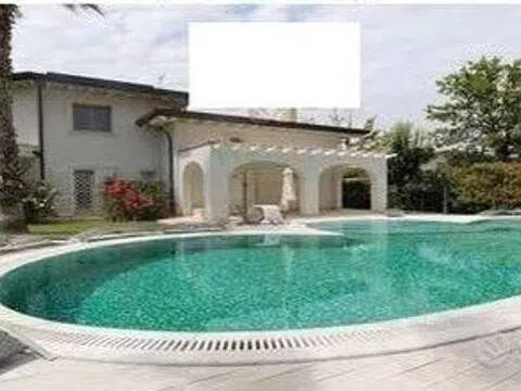 casa indipendente in vendita a Forte dei Marmi in zona Roma Imperiale