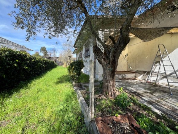 casa indipendente in vendita a Forte dei Marmi in zona Vittoria Apuana