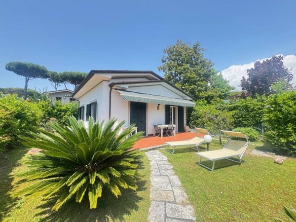 casa indipendente in vendita a Forte dei Marmi in zona Vittoria Apuana