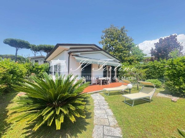 casa indipendente in vendita a Forte dei Marmi in zona Vittoria Apuana