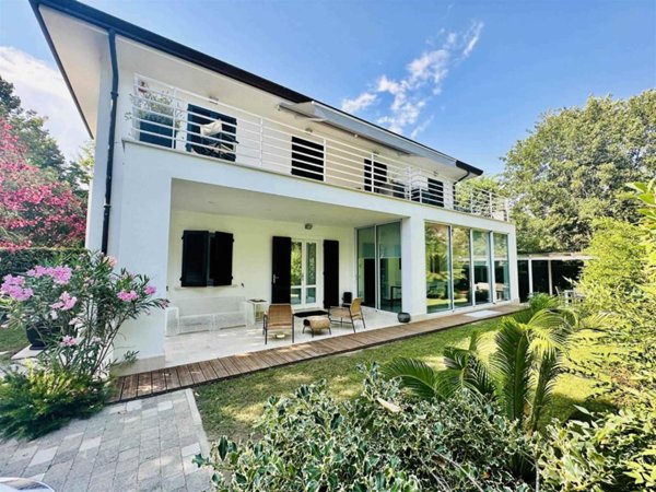 casa indipendente in vendita a Forte dei Marmi in zona Roma Imperiale