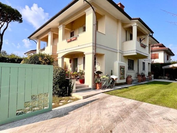 casa indipendente in vendita a Forte dei Marmi in zona Roma Imperiale