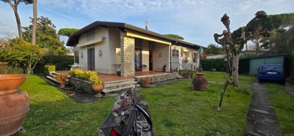 casa indipendente in vendita a Forte dei Marmi in zona Roma Imperiale