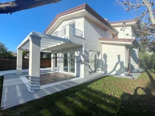 casa indipendente in vendita a Forte dei Marmi in zona Vittoria Apuana