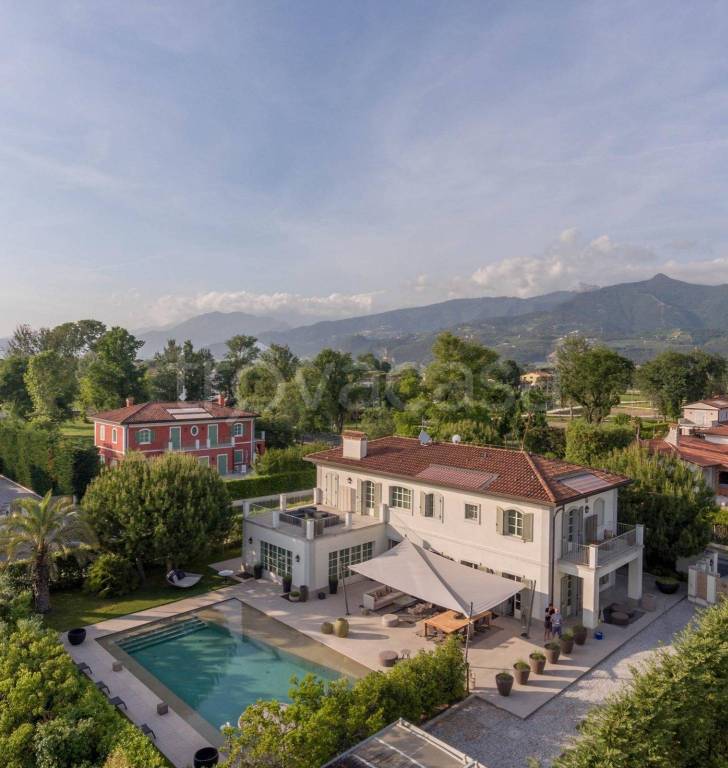 casa indipendente in vendita a Forte dei Marmi in zona Vittoria Apuana