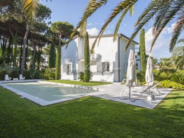 casa indipendente in vendita a Forte dei Marmi in zona Roma Imperiale