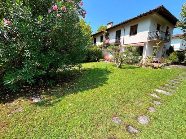 casa indipendente in vendita a Forte dei Marmi in zona Vittoria Apuana
